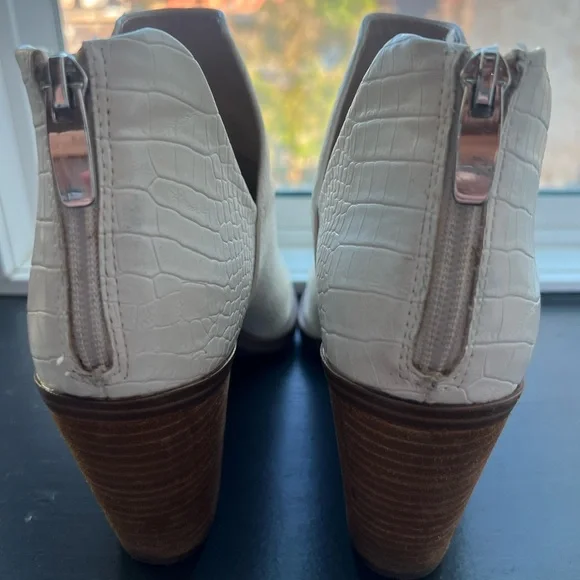 Steve Madden Camryn Bootie TAUPE
CROCODILE - Picture 5 of 5